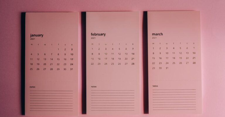 Cronograma com quadro de marcos e post-its, esboço de Gantt sobre mesa