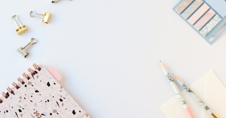 Planner aberto com notas adesivas, calendário e caneta, mostrando organização de microentregas.