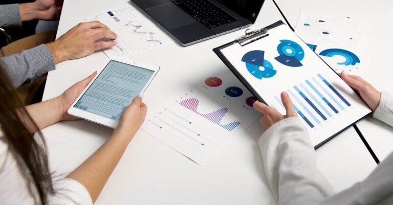 Mãos digitalizando ata assinada e preenchendo formulário de depósito no computador.