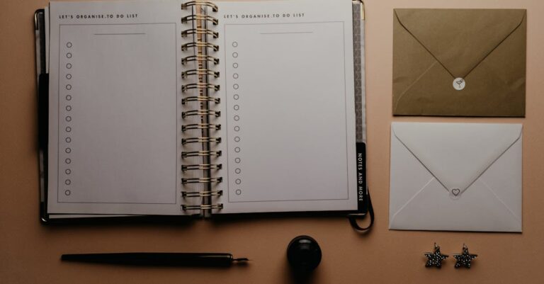 Prancheta com checklist, caneta e caderno em mesa, visão superior, indicando passos práticos.