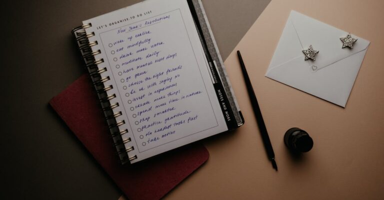 Prancheta com checklist e caneta sobre mesa, indicando revisão e correções práticas