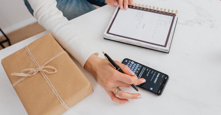 Mão escrevendo em checklist sobre prancheta, com planner e caneta sobre mesa