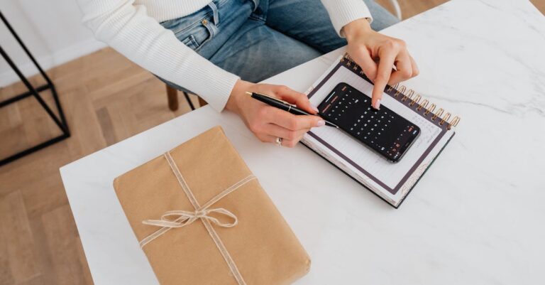 Mãos marcando checklist em prancheta com calendário e cronograma ao lado, vista superior