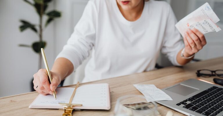 Calendário sobre a mesa ao lado de comprovante de pagamento e calculadora, indicando prazos e taxas.