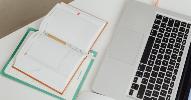Planner de duas semanas com notas adesivas, temporizador Pomodoro e tarefas assinaladas, vista superior