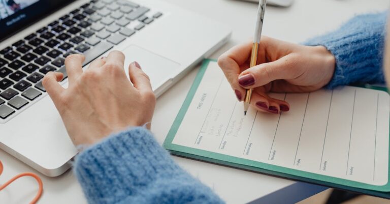 Mãos comparando listas de periódicos e diretrizes autorais impressas ao lado de laptop