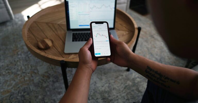 Mãos segurando smartphone com aplicativo de meditação, indicando microintervenções diárias de atenção plena