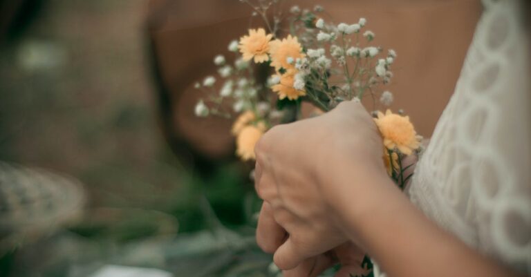 Mãos organizando plantas e cadernos em oficina comunitária, atividade participativa