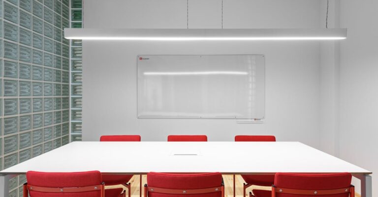 Sala de acolhimento universitário com cadeiras e mesa, ambiente calmo que sugere busca de apoio