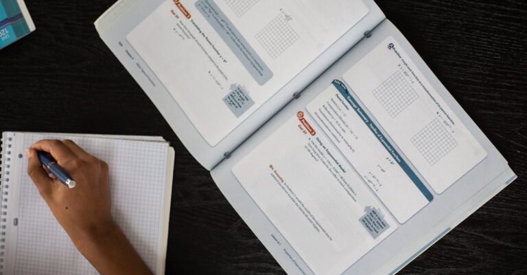 Anotações manuscritas e artigos acadêmicos anotados, sinalizando trabalho autoral sem IA