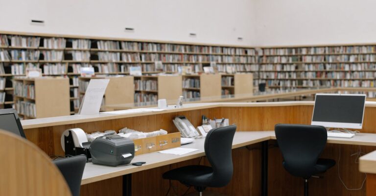 Profissional de biblioteca conferindo guia de normalização e templates ABNT no computador