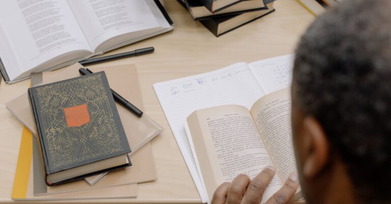 Prancheta com checklist, documentos e caneta sobre mesa, vista de cima.