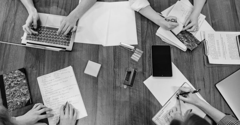 Quadro e cartões com notas reorganizando a estrutura do texto