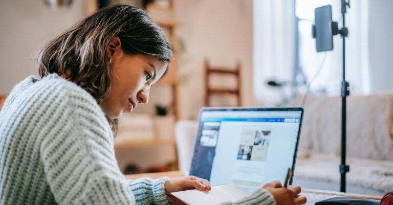 Mesa de trabalho com celular em modo não perturbe, laptop e caderno, ambiente preparado para foco