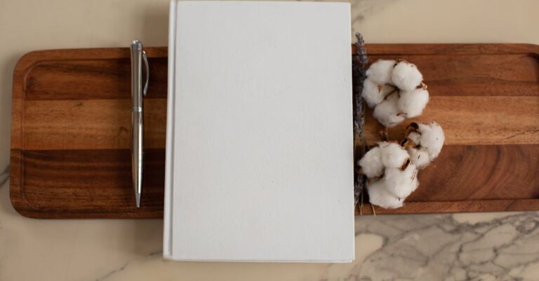 Clipboard com checklist e caneta sobre mesa, visão superior, itens marcados parcialmente