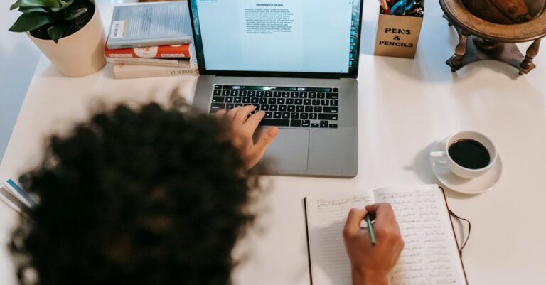 Tela do laptop exibindo instruções para autores e requisitos do periódico