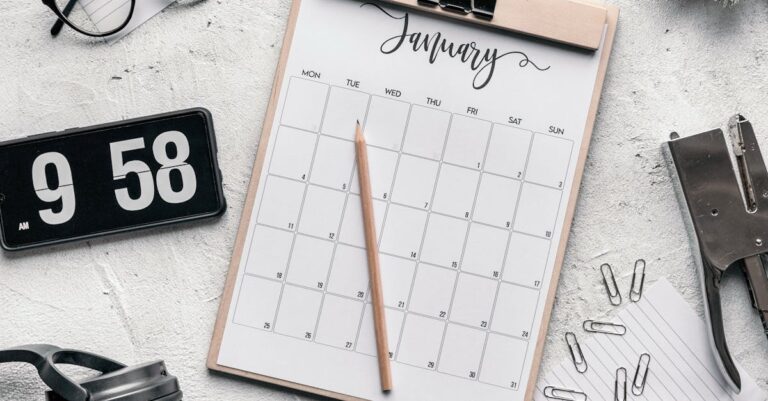 Planner aberto com calendário, checklists e blocos de tempo, sugerindo cronograma de 4 semanas
