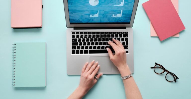 Laptop com gráficos estatísticos, caderno e calculadora, preparação para quantificar incertezas.
