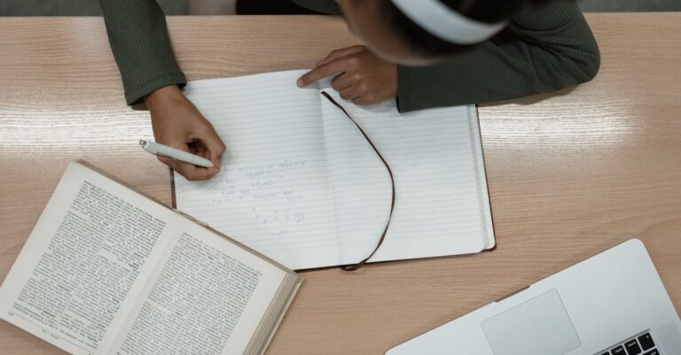 Manuscrito aberto com parágrafo destacado, caneta e laptop mostrando declaração de uso