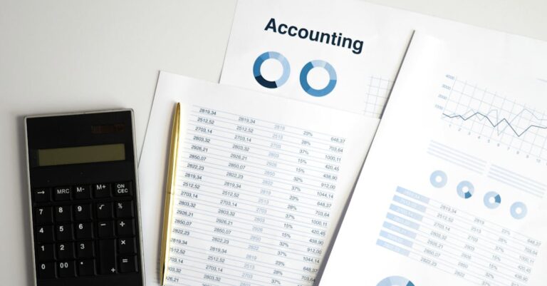 Planilha e caderno com registro de produtividade e escala de bem‑estar, vista superior