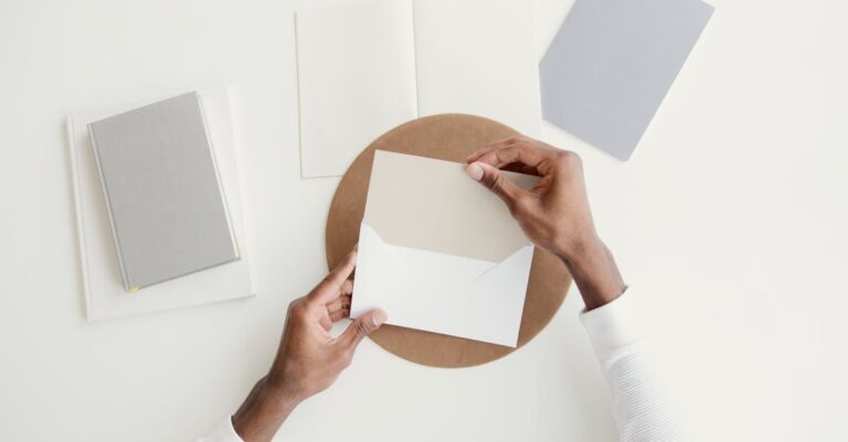 Mesa com livros, notas e post‑its espalhados, transmitindo dispersão por excesso de leitura