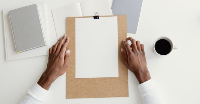 Mãos apontando checklist e template institucional sobre mesa, representando alinhamento com edital