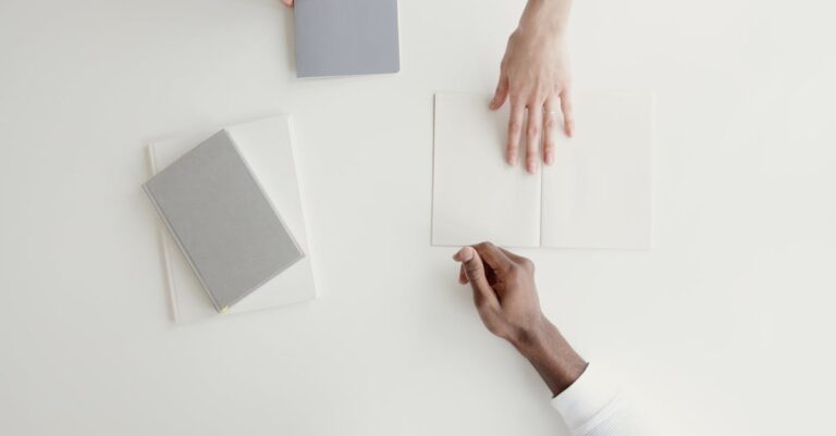 Diploma e históricos sobre mesa com mãos conferindo documentos e anotações