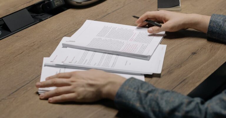 Mesa administrativa com documentos carimbados, protocolos e envelopes organizados