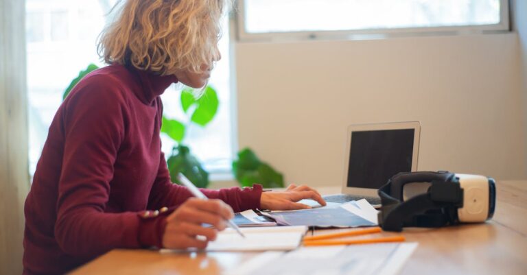 Pomodoro e notas ao lado de laptop mostrando organização de micro-metas
