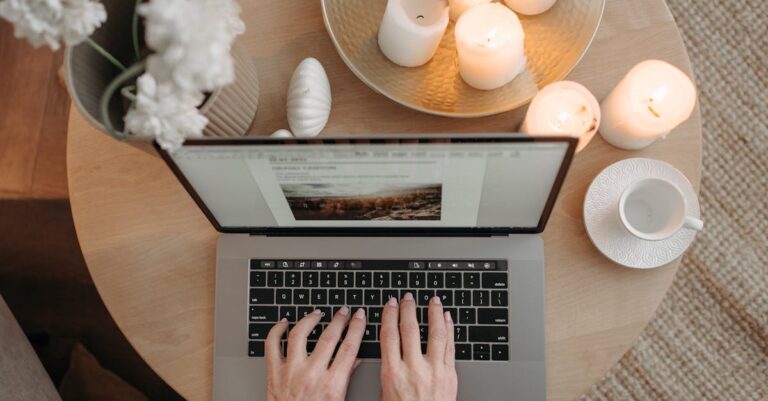 Mãos digitando e-mail junto a checklist e anotações, indicando resposta documentada e cautela