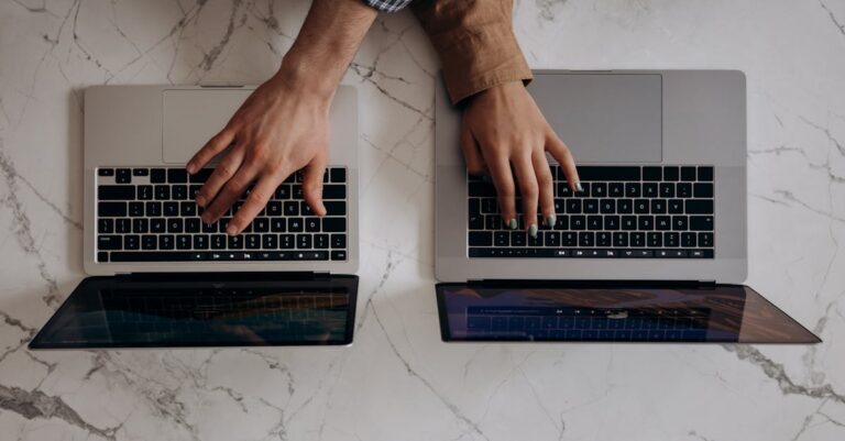 Mãos apontando para checklist e laptop durante reunião entre orientadora e orientanda