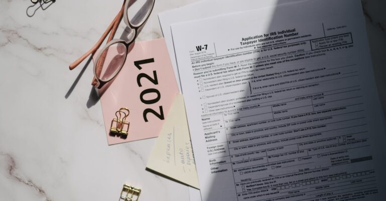 Mesa com documentos, marcador vermelho e óculos, simbolizando riscos e governança