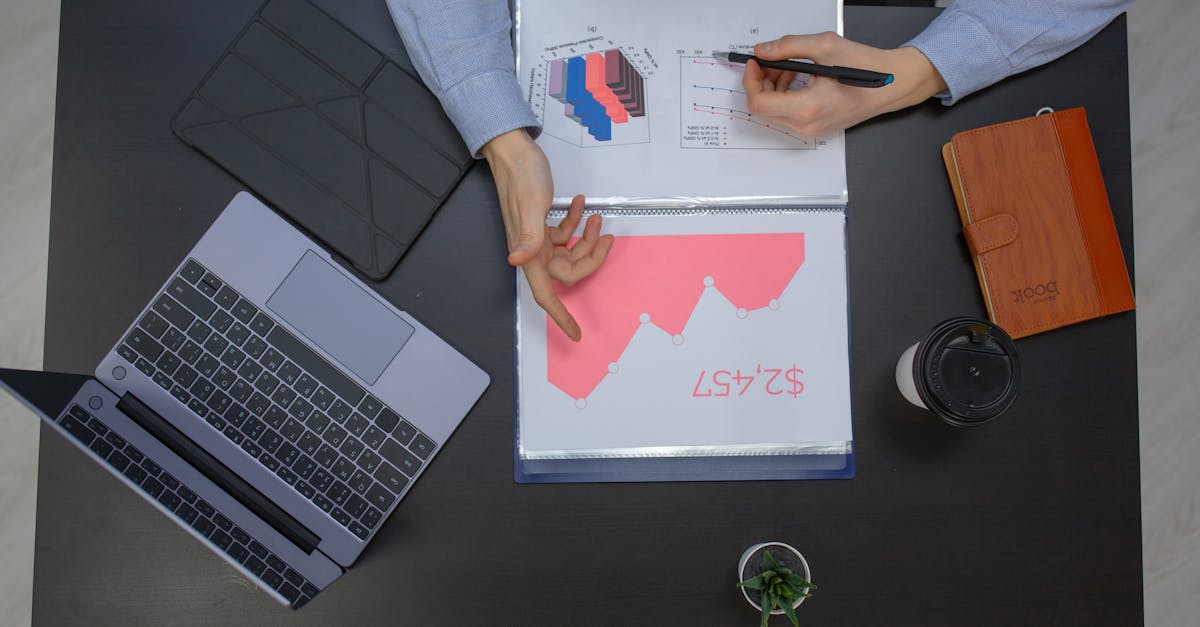 Mesa de trabalho com laptop, notas, cronômetro e café sugerindo sessão intensiva de ideação acadêmica.
