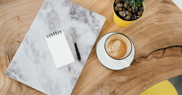 Fluxograma sobre mesa com post-its e caneta, visão superior, simbolizando sequência prática