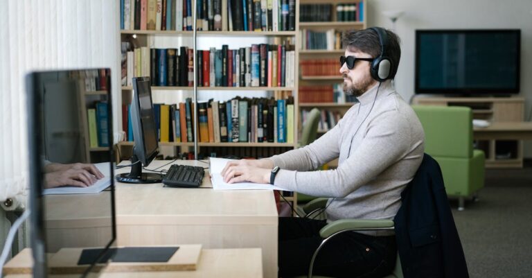 Estudante no balcão de apoio universitário com folhetos e computador, buscando orientação institucional