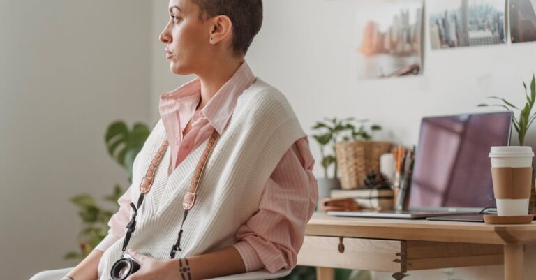 Atestado médico e pulseira hospitalar sobre mesa com rascunho de e-mail para secretaria