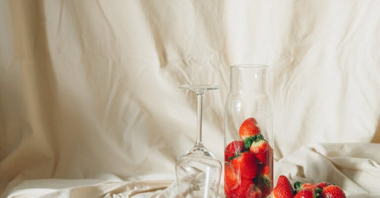 Documentos e checklist sobre mesa, edital impresso, pasta e lupa, vista superior.