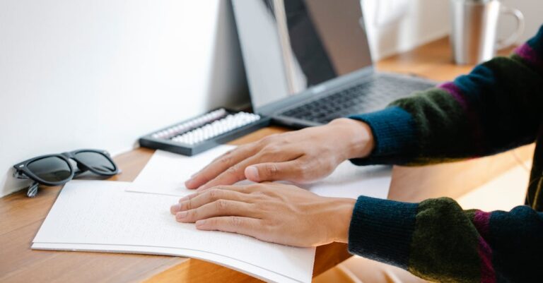 Mãos apontando para trecho destacado em documento ao lado de laptop, sugerindo revisão ética e privacidade.