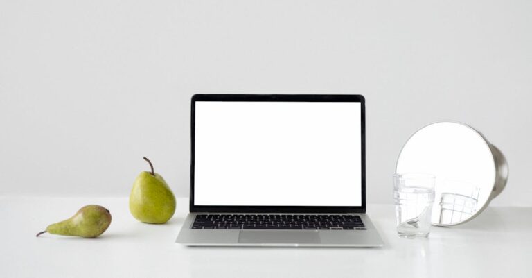 Pilha de artigos com trechos destacados e laptop, simbolizando seleção de estudos para comparação