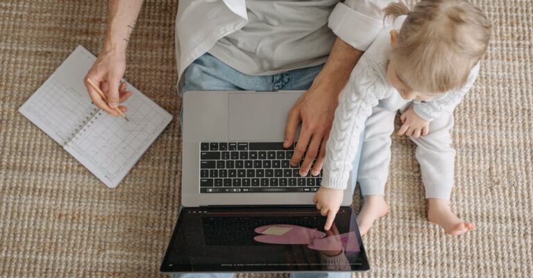 Mãos apontando para tela de laptop enquanto mentor revisa CV e statement em mesa de trabalho