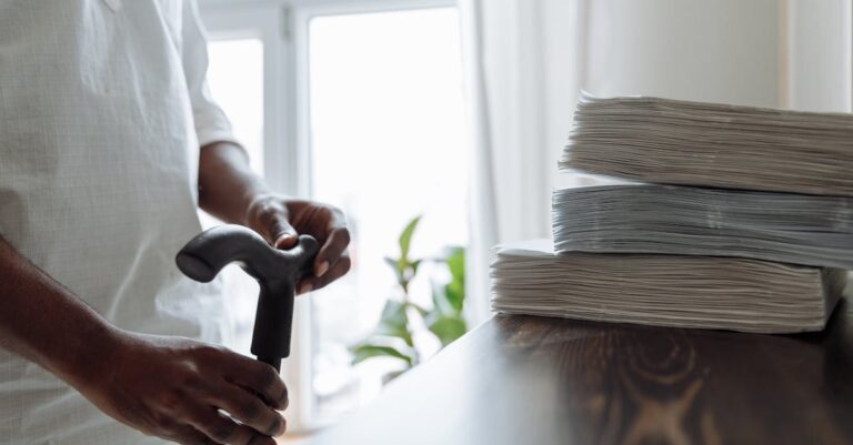 Mãos apontando para documentos institucionais e normas de fomento sobre uma mesa de trabalho