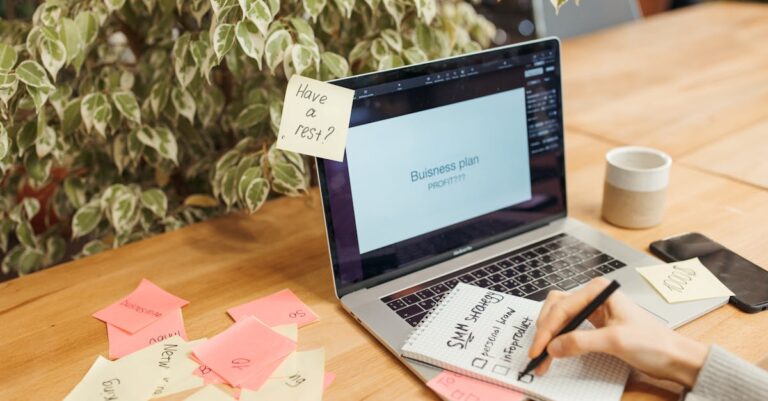 Caderno com checklist e laptop ao lado, anotações sobre procedimento e registro de uso de ferramentas.
