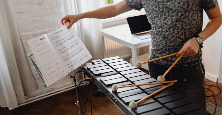 Mãos apontando para slides no laptop durante ensaio de apresentação do projeto
