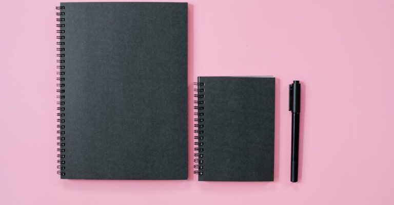 Planner, cronômetro Pomodoro e caderno sobre mesa, simbolizando organização de rotinas e pausas