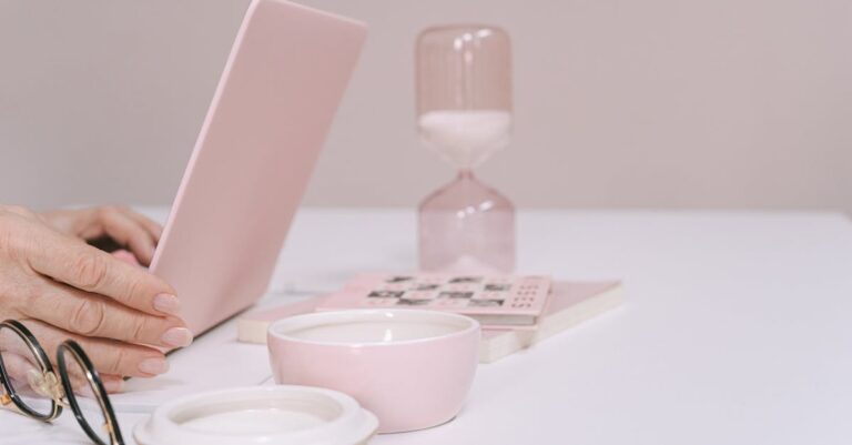 Duas pessoas apontando um calendário e um laptop, discussão de prazos, close-up nas mãos
