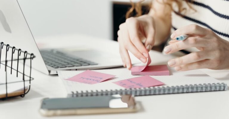 Mãos ajustando cronômetro no smartphone ao lado de post-its com planos if-then