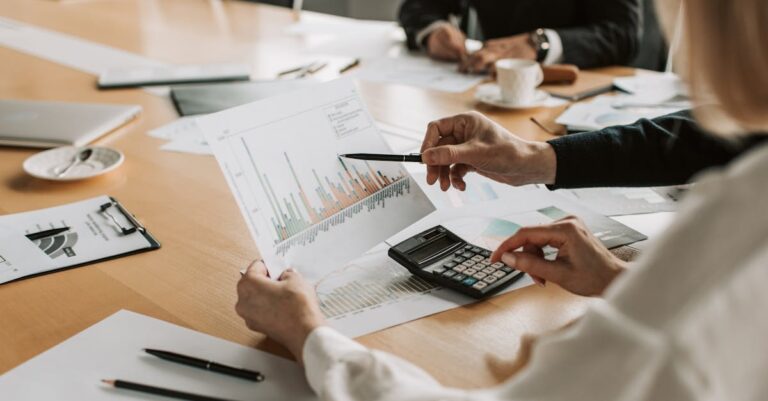 Duas pessoas apontando para diretrizes impressas, discutindo regras institucionais