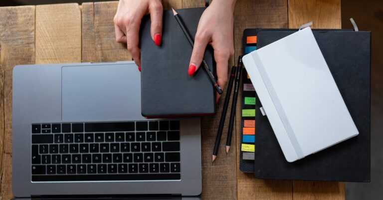 Mãos segurando anotações ao lado de laptop com slides e cronômetro, simulando arguição