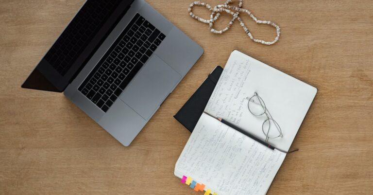 Mesa com material de estudo: mapas cronológicos, anotações e cadernos para revisão de conteúdos.