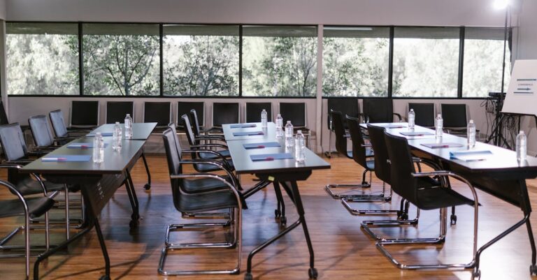 Mesa de comissão com microfones e documentos, cenário formal de apuração e reuniões.